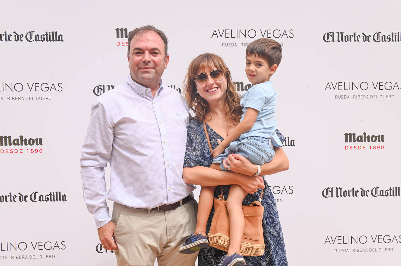 Óscar Sanz y Patricia Cantero, de Arte Limpieza, con el pequeño Daniel. 