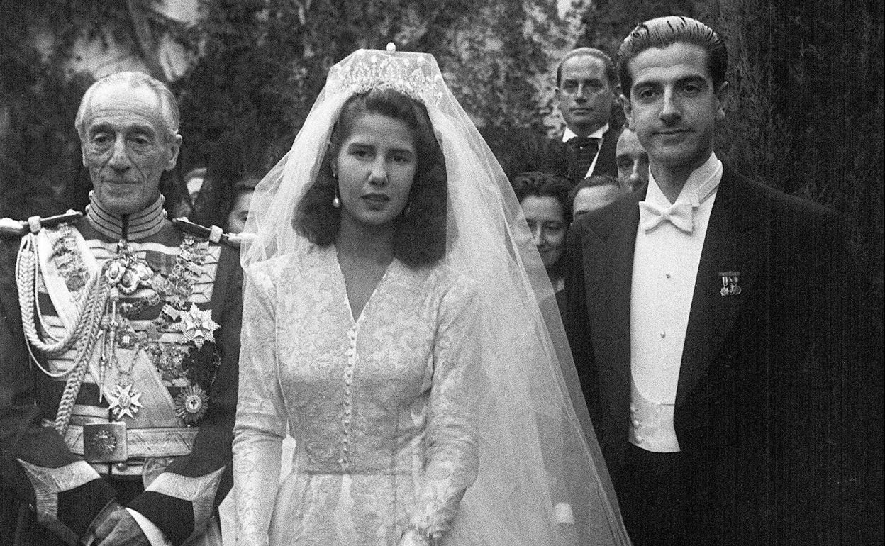 Cayetana junto a su padre, el entonces duque de Alba, en su boda con Luis Martinés de Irujo en 1947.