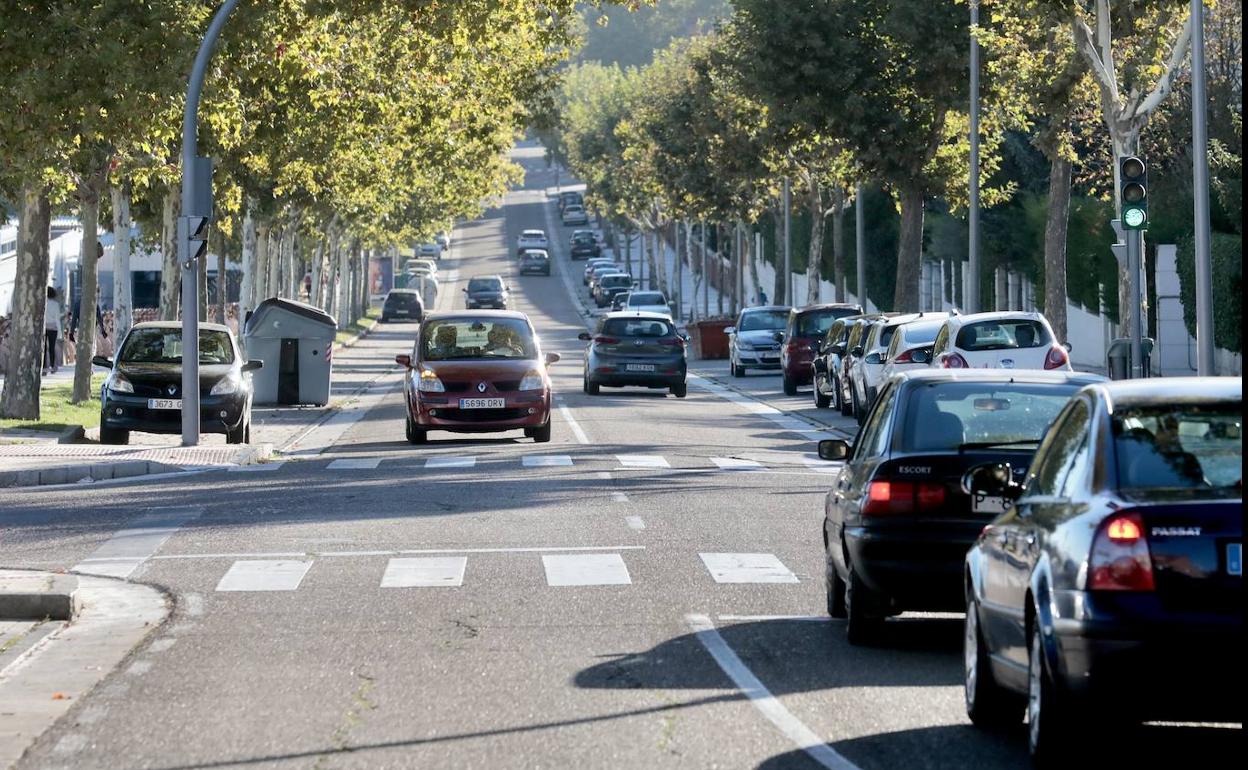 Imagen de archivo de coches en circulación. 