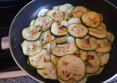 Imagen secundaria 1 - Receta de pizza de calabacín y jamón en sartén