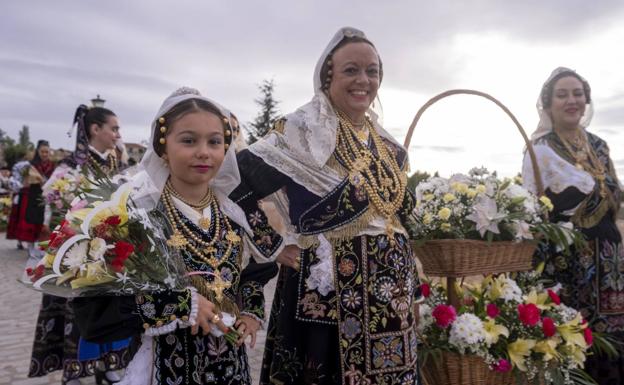 Imagen principal - Santa María de la Vega regresa tras dos años a su encuentro con los salmantinos