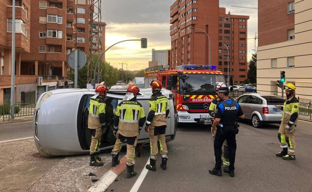 Vuelca un vehículo en la calle Morena tras colisionar con otro coche