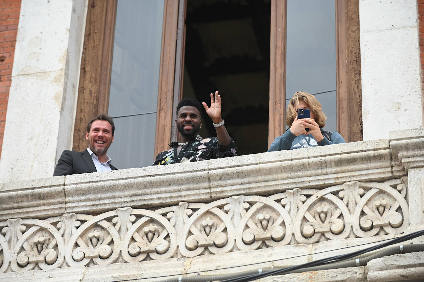 Jason Derulo, entre el alcalde, Óscar Puente, y la persona de su equipo que se encarga de grabar un vídeo sobre la estancia de Derulo en Valladolid. 