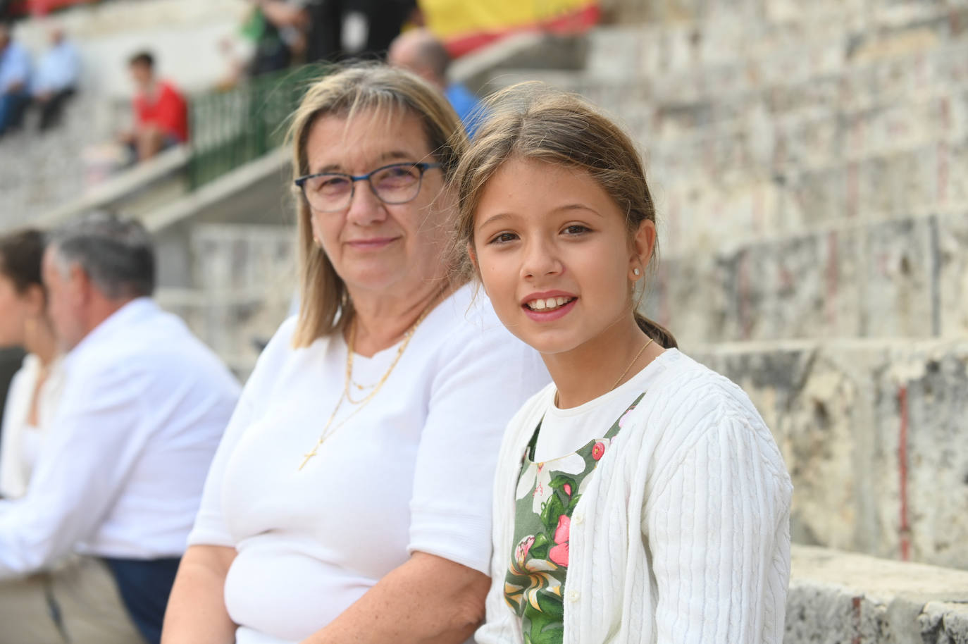 Rosa María Sierra y su nieta Carlota Vicario, de 9 años.