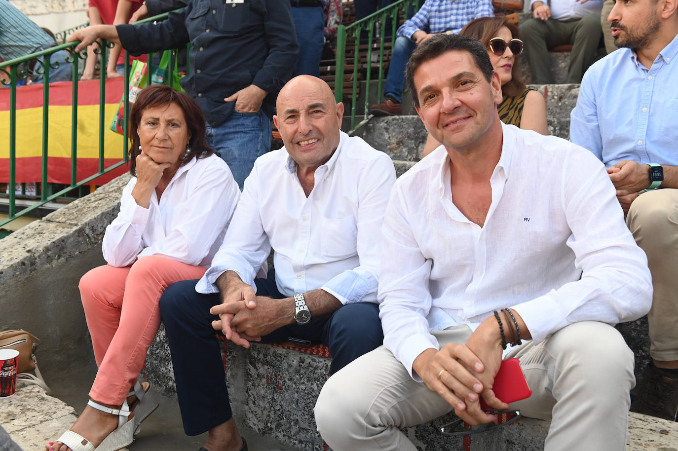 Los bodegueros Elena Oña y Carmelo Rodero con Fructuoso Prieto, de la vinoteca El Buen Gusto de Parquesol.