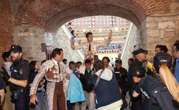 Daniel Luque estrena la puerta grande en la primera corrida de la Feria de la Virgen de San Lorenzo