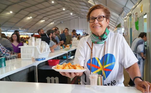 La presidenta de la casa canaria Emelina Martín y su plato de papas con mojo picón 