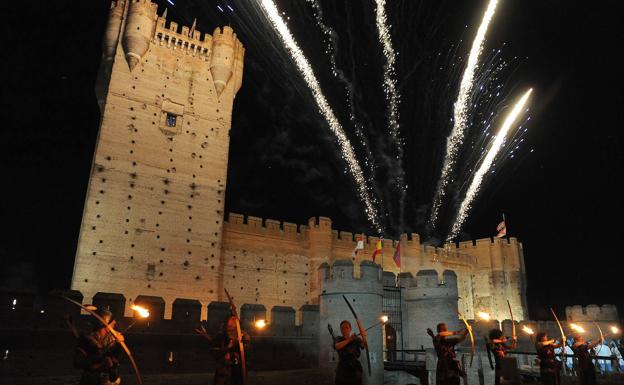 El desfile de Imperiales sale del castillo de La Mota, en 2019