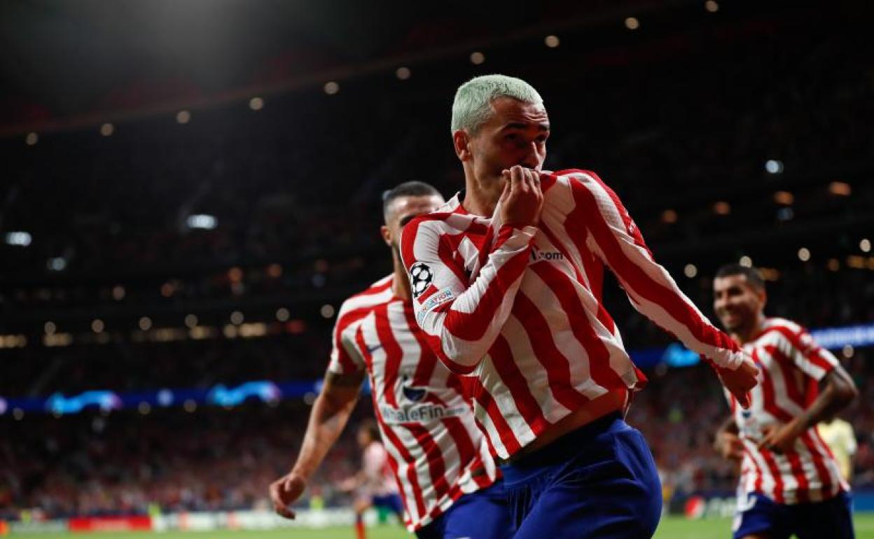 Antoine Griezmann se besa el escudo del Atlético tras su gol decisivo ante el Oporto. 