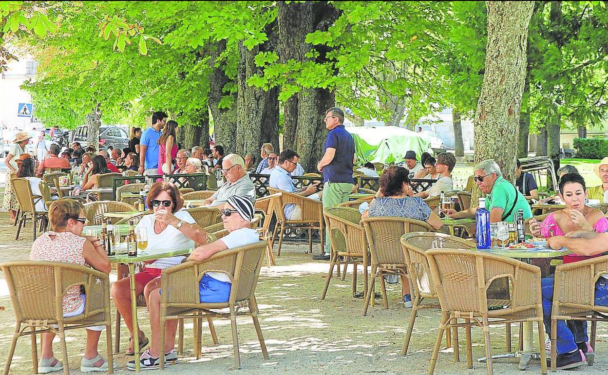 Una terraza de La Granja de San Ildefonso, llena de gente, en pleno mes de agosto. 