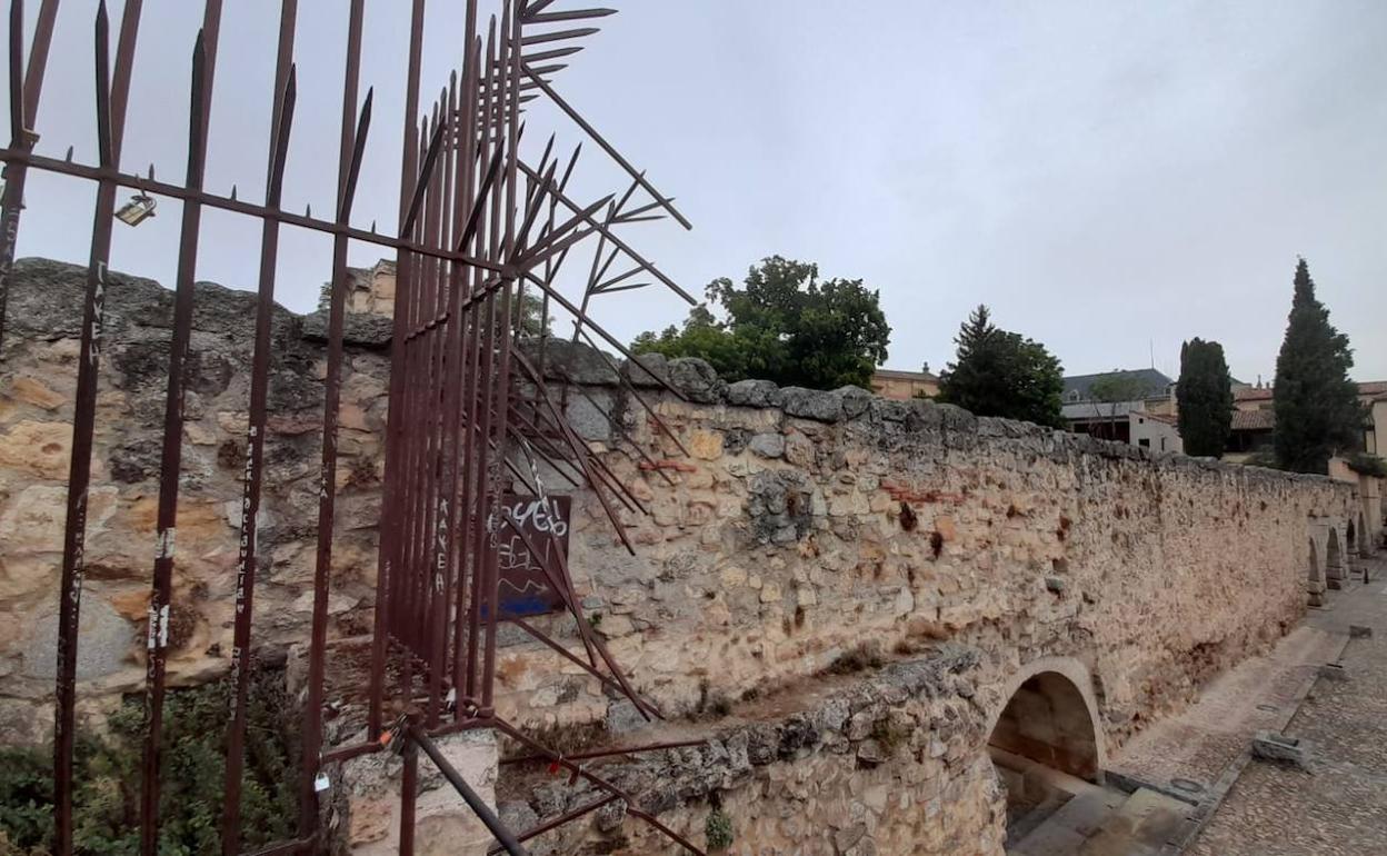 Verja que impide el acceso al canal del Acueducto desde el Postigo.