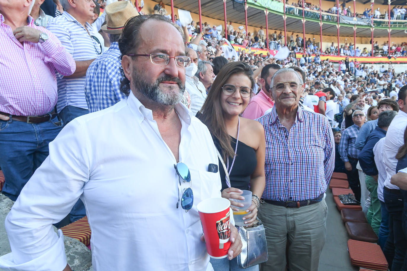 Isidoro Blázquez, de Jamones Blázquez, con los abonados Mirian Seco y su abuelo Antonio Barajas. 