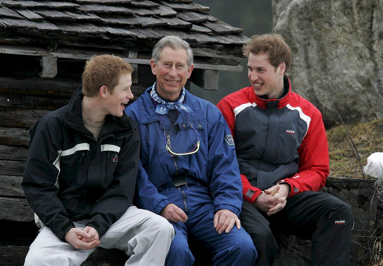 2008. Celebra su 60 cumpleaños junto a sus dos hijos.