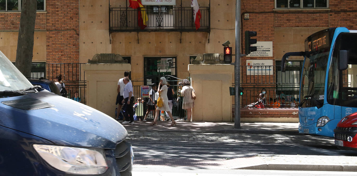 Paso de cebra en Conde Sepúlveda, en el acceso al colegio Diego de Colmenares.