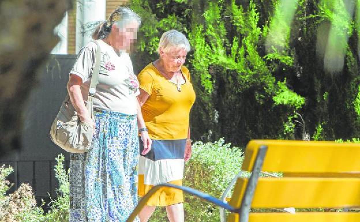 Una mujer acompaña a la madre de Antonio Anglés, segundos antes de que entrara en el juzgado. 