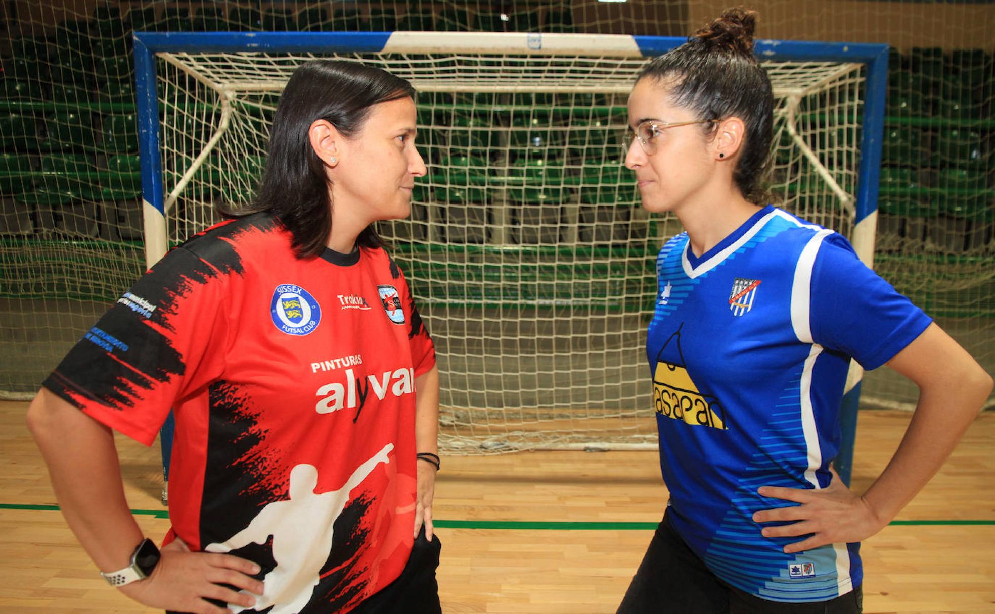 Chivi y Rocío, jugadoras del Segosala y el Unami, ayer, en el pabellón Pedro Delgado.