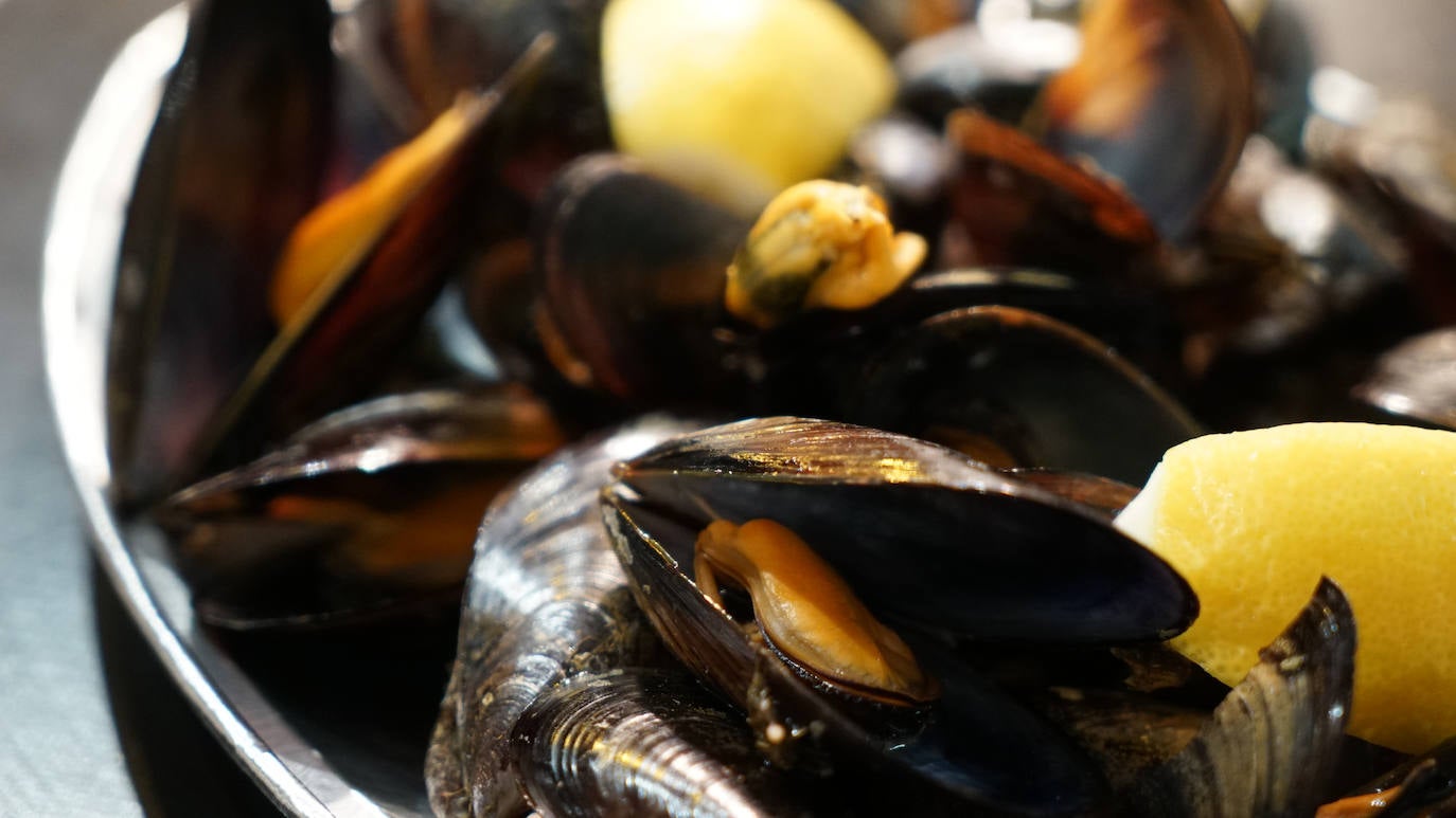 Plato de mejillones en la caseta de Galicia.