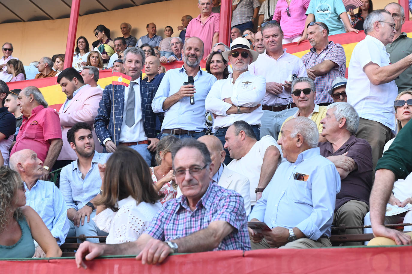 Fotos: Asistentes a la tercera corrida de la Feria y Fiestas de la Virgen de San Lorenzo, en Valladolid