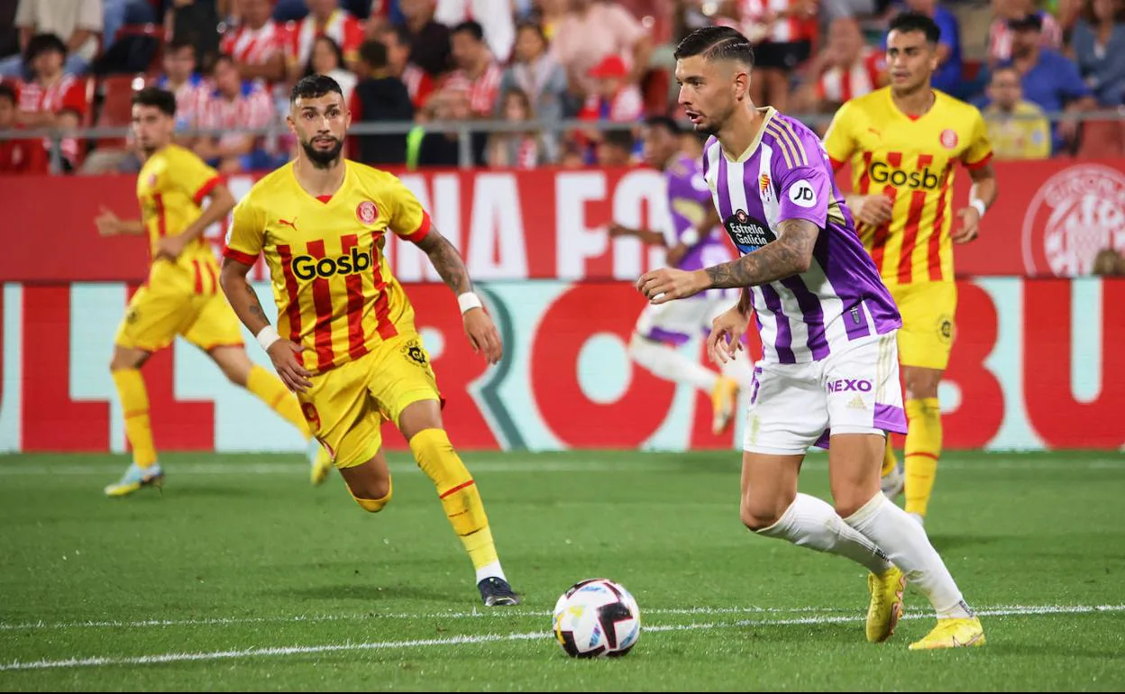 Javi Sánchez conduce en la salida de balón, vigilado de cerca por Taty Castellanos. 