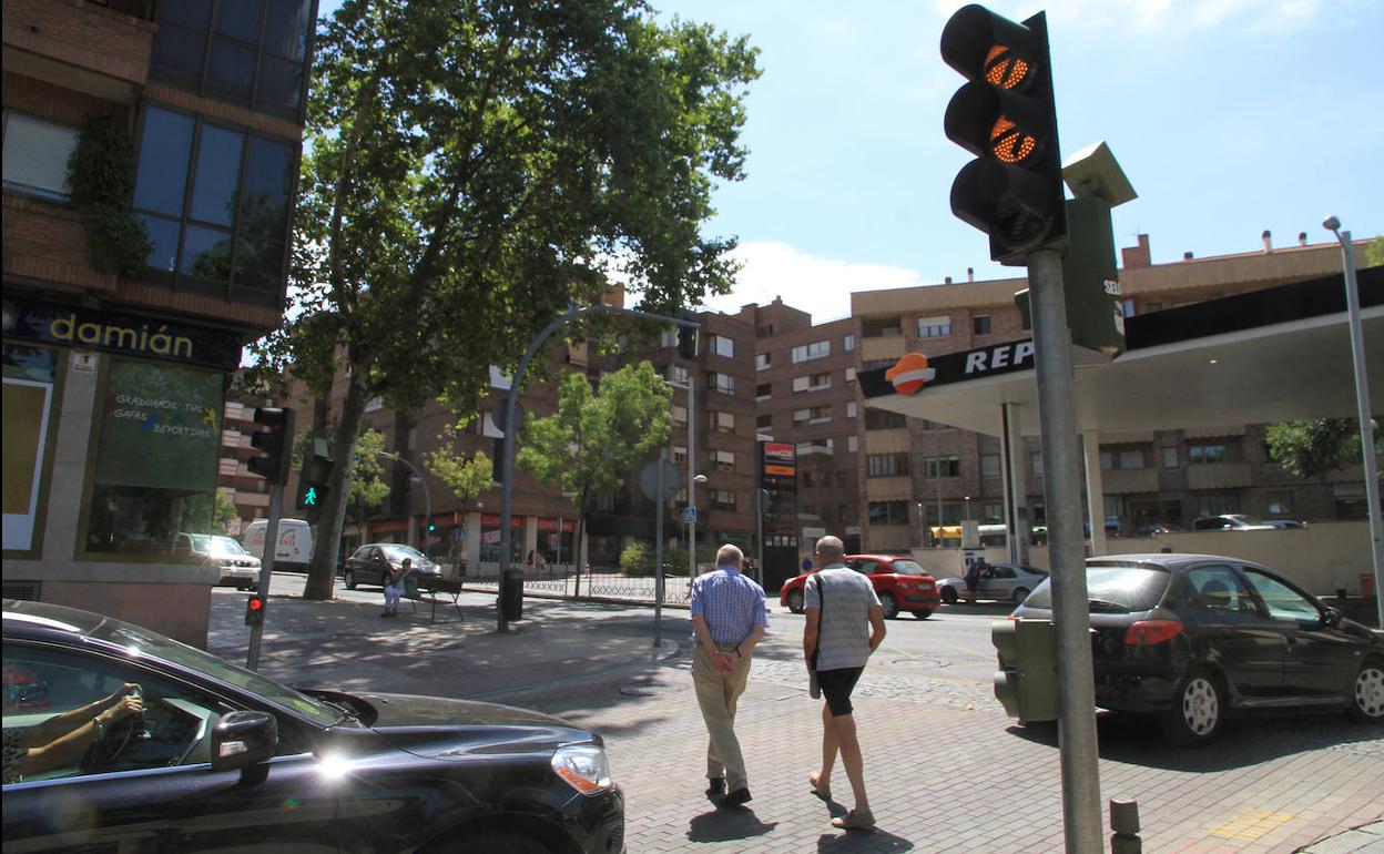 Semáforo en ámbar intermitente situado entre la calle del Roble y el paseo de Ezequiel González. 