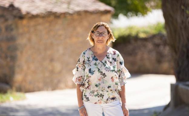 Elena Briongos, fotografiada en su pueblo burgalés tras la entrevista.