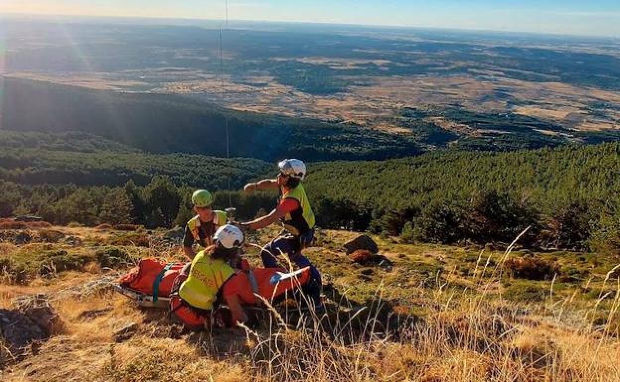 Un momento del rescate del herido en la montaña de Arcones. 