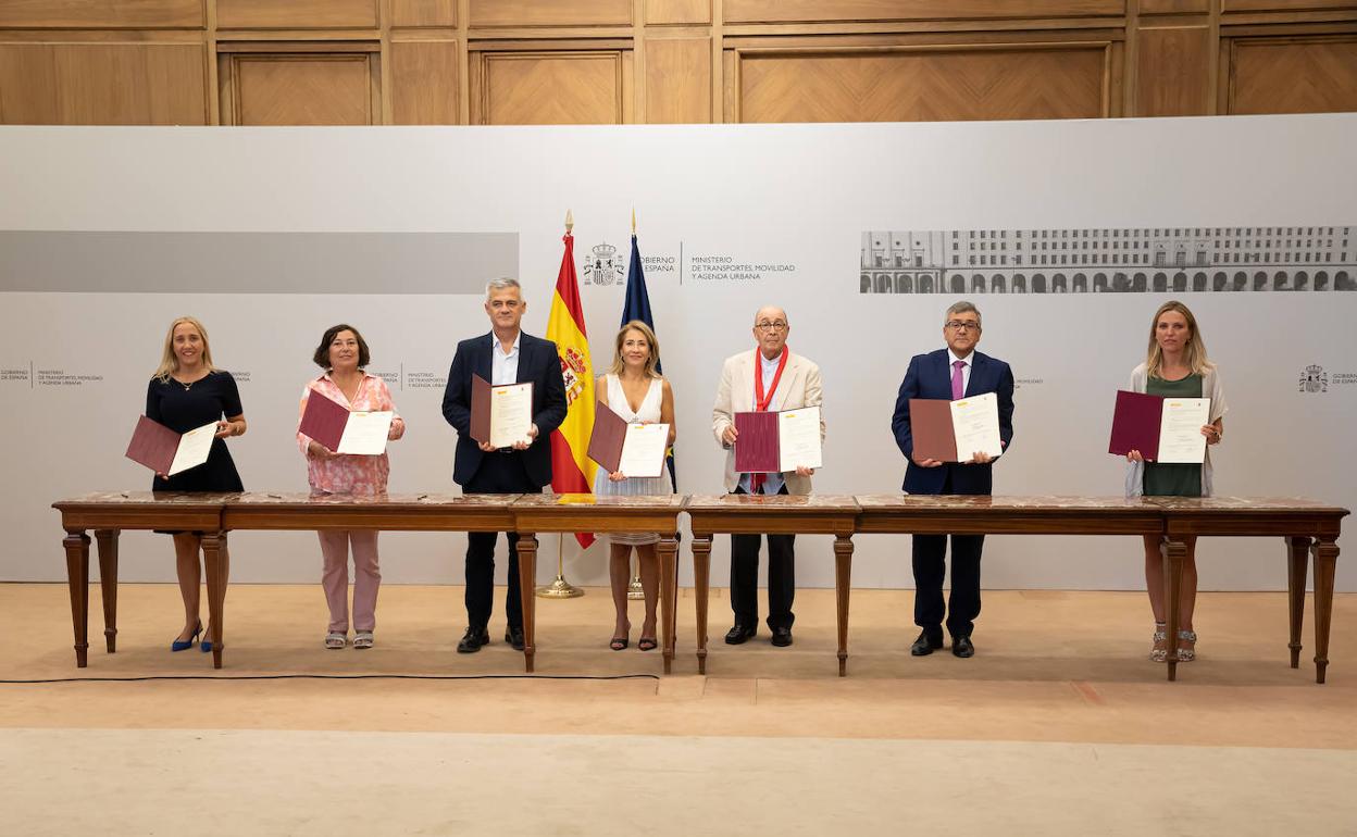 La alcaldesa de Mucientes, segunda por la izquierda, durante la firma 