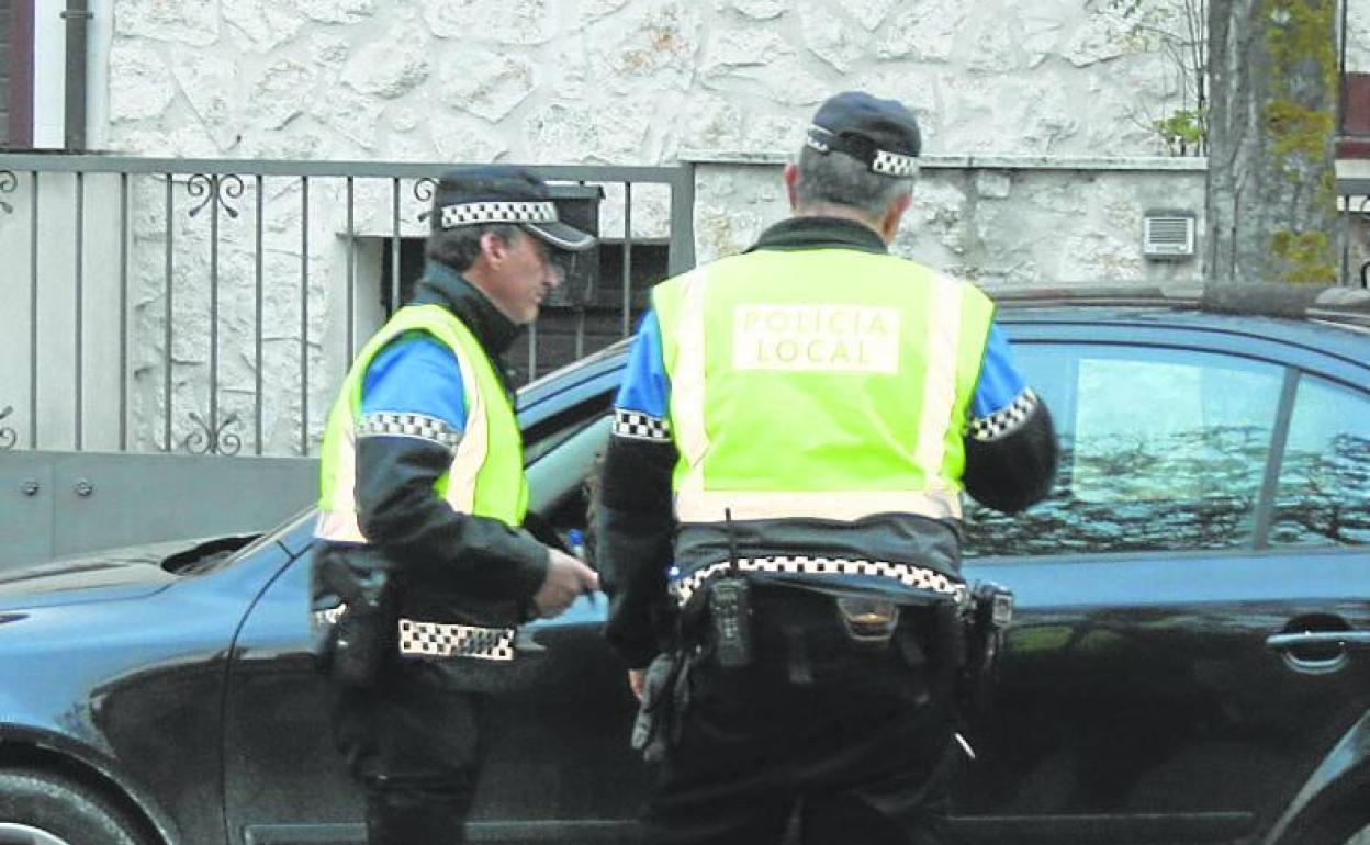 Dos policías, durante un control en Cuéllar. 