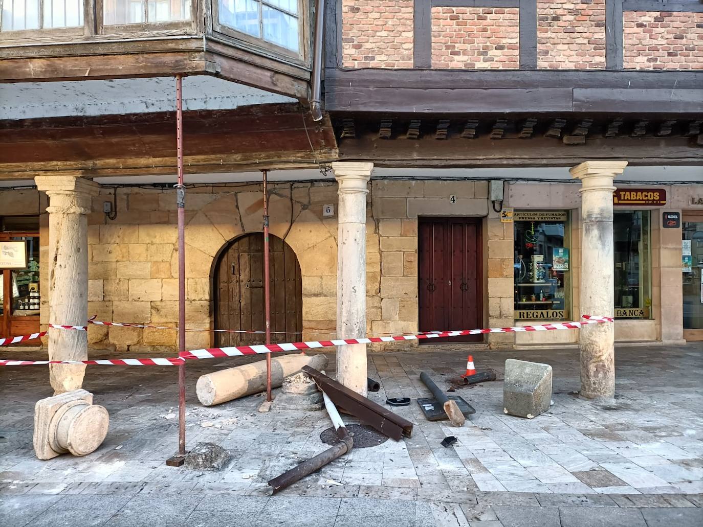 La columna, rota en el suelo y la balconada, apuntalada, en el lugar de la colisión. 