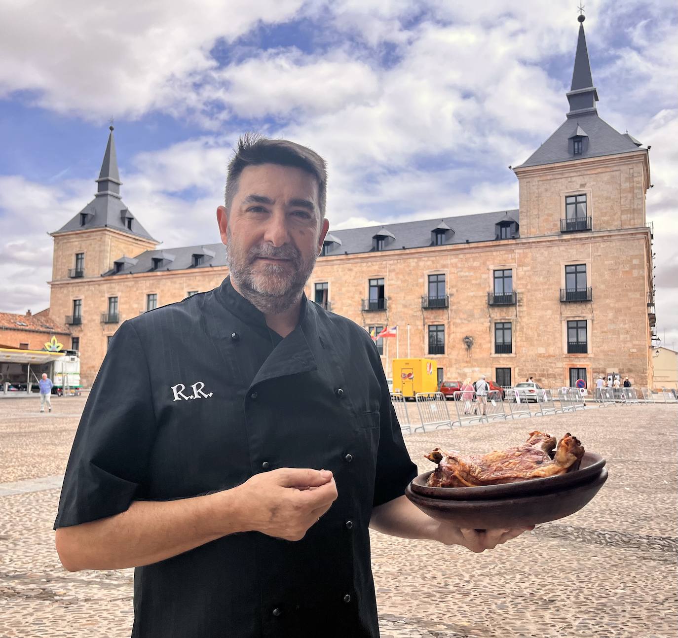 El maestro asador Raúl Romero, de Casa Brigante, en la Plaza Mayor de Lerma. 