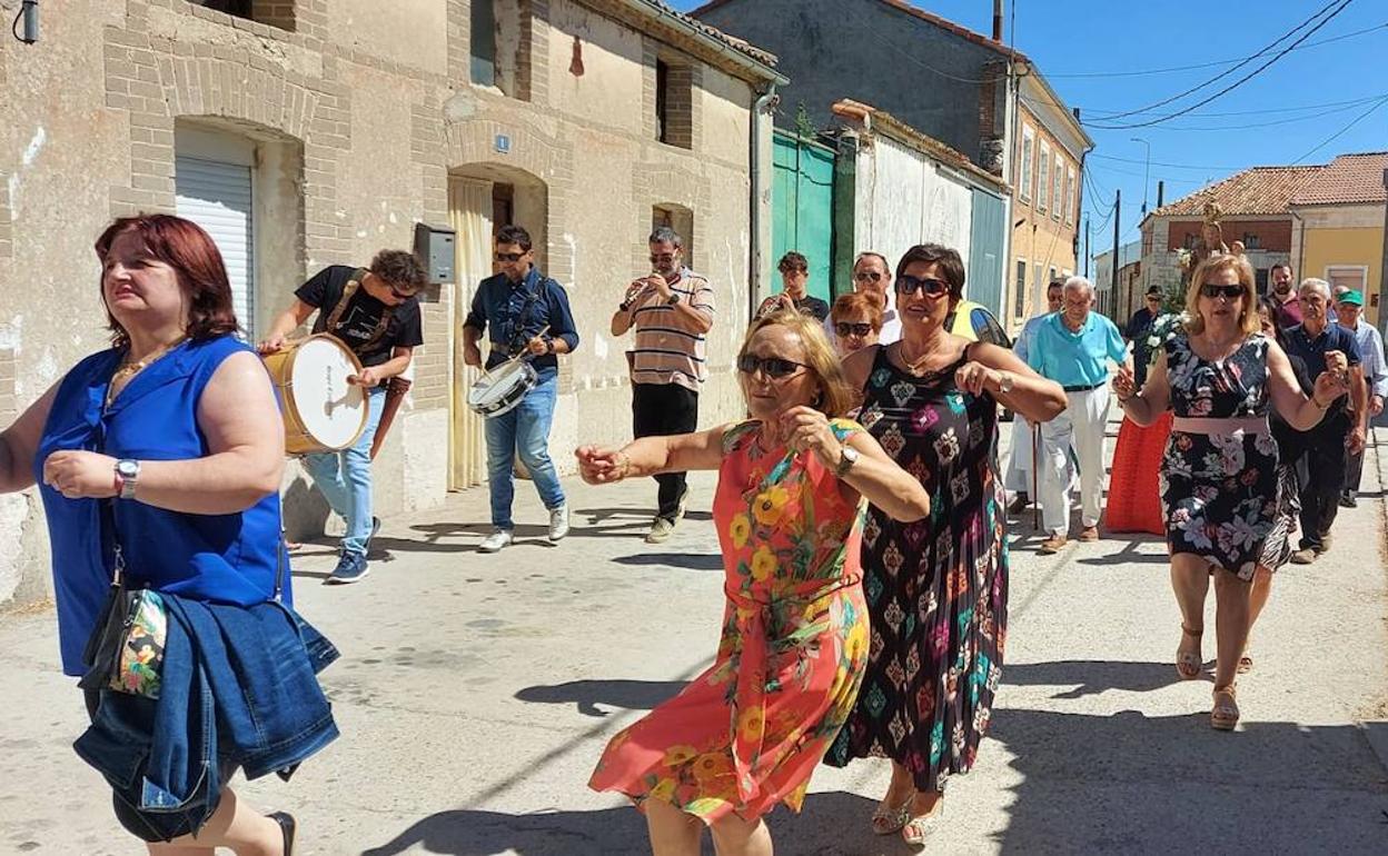 Bailes durante la procesión.