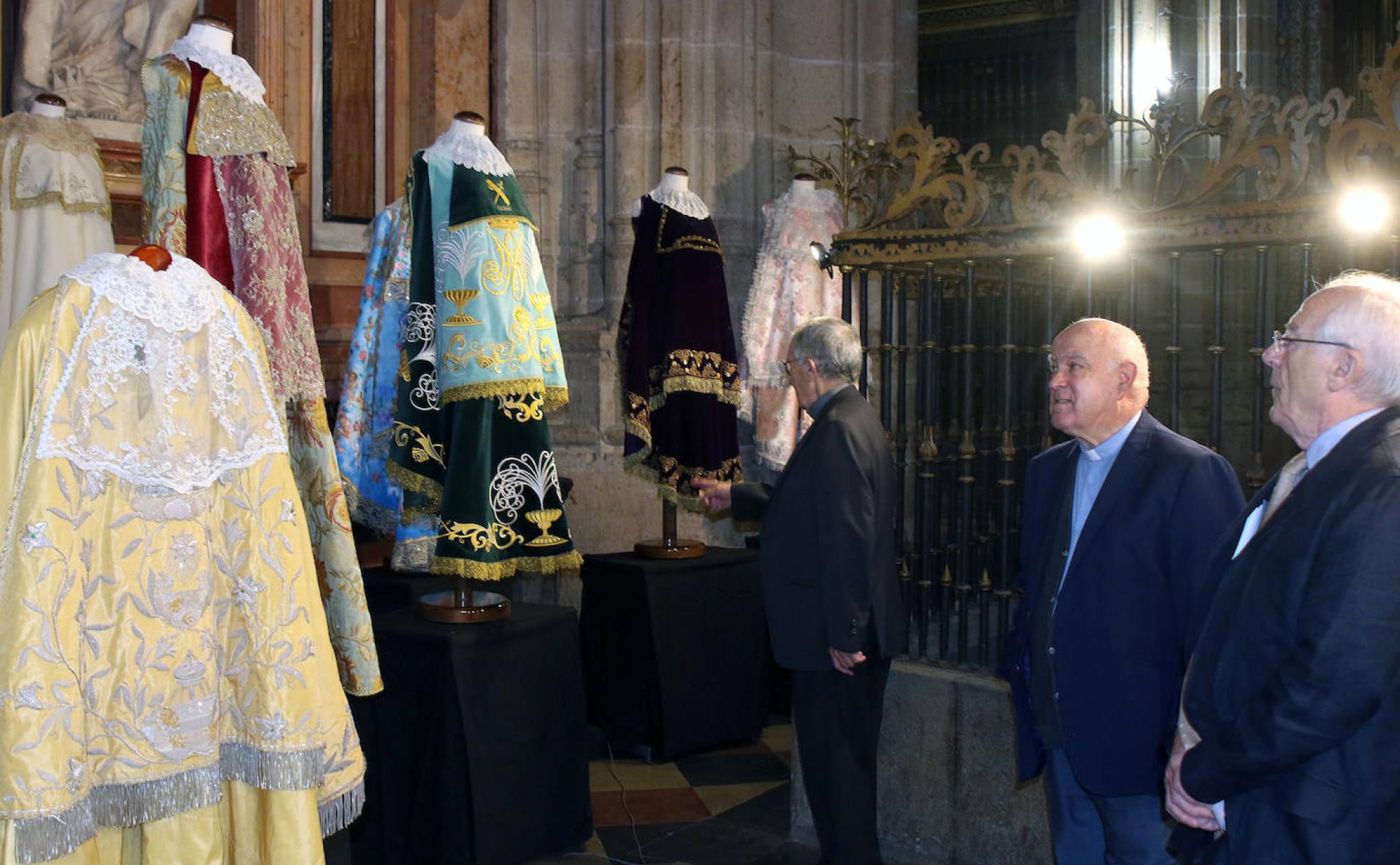 Mantos expuestos en el trascoro de la Catedral de Segovia. 
