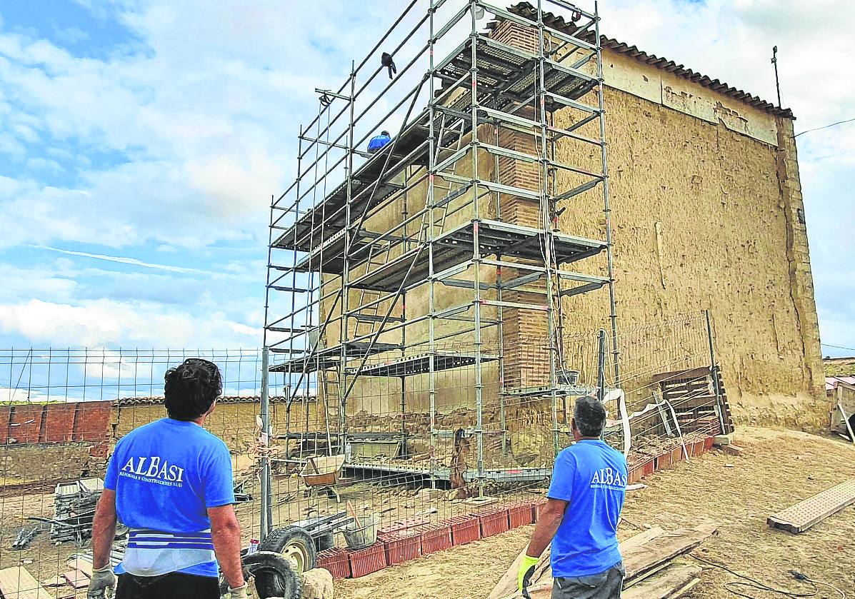 Trabajos de rehabilitación en un palomar de Santoyo. 