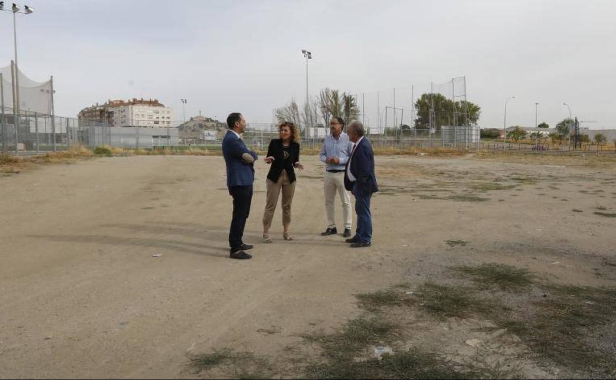 Visita a los terrenos del futuro edificio de alquileres sociales.