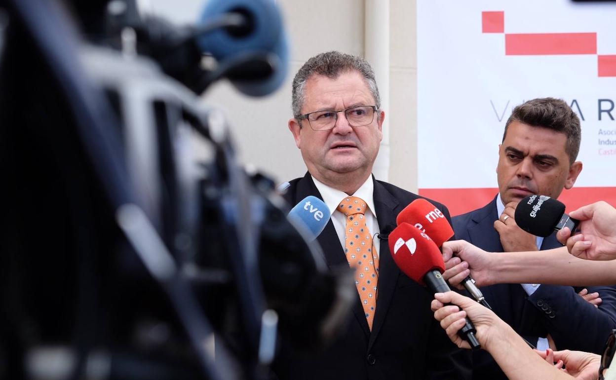 El consejero de Agricultura, Ganadería y Desarrollo Rural, Gerardo Dueñas, atiende a los medios.