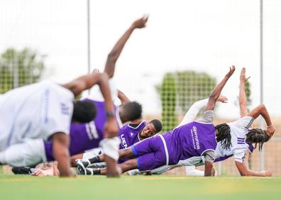 Imagen secundaria 1 - Real Valladolid: Mañana de hermanamiento en el estadio Zorrilla entre las plantillas de fútbol y baloncesto