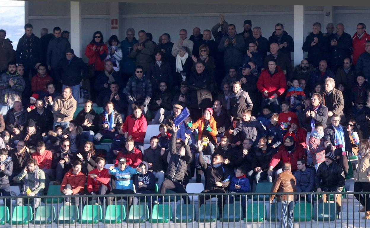 Afición de la Segoviana en el campo municipal de La Albuera.