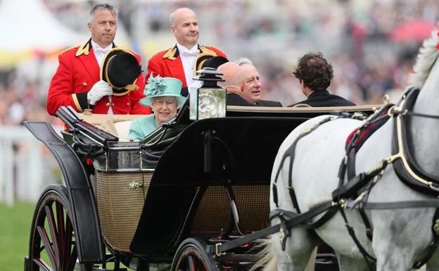 La Reina Isabel y su primo David Bowes-Lyon en Ascot. 