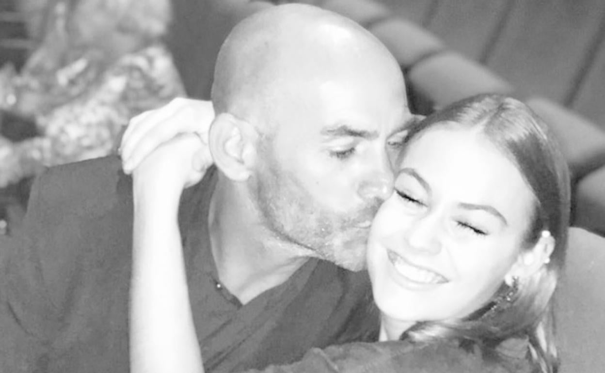 Paco Jémez besa a su hija Nadia.