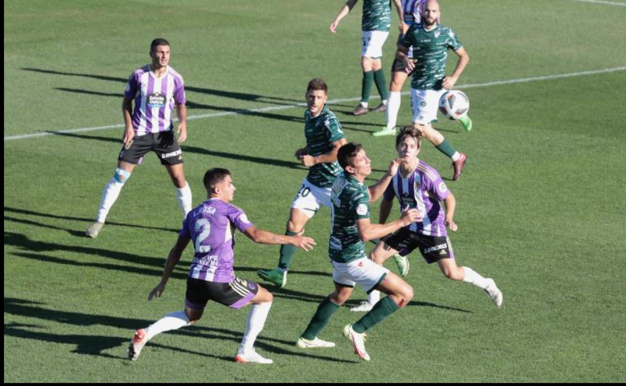 Una acción del partido del Real Valladolid Promesas-CD Guijuelo, disputado el pasado fin de semana en los Campos Anexos.