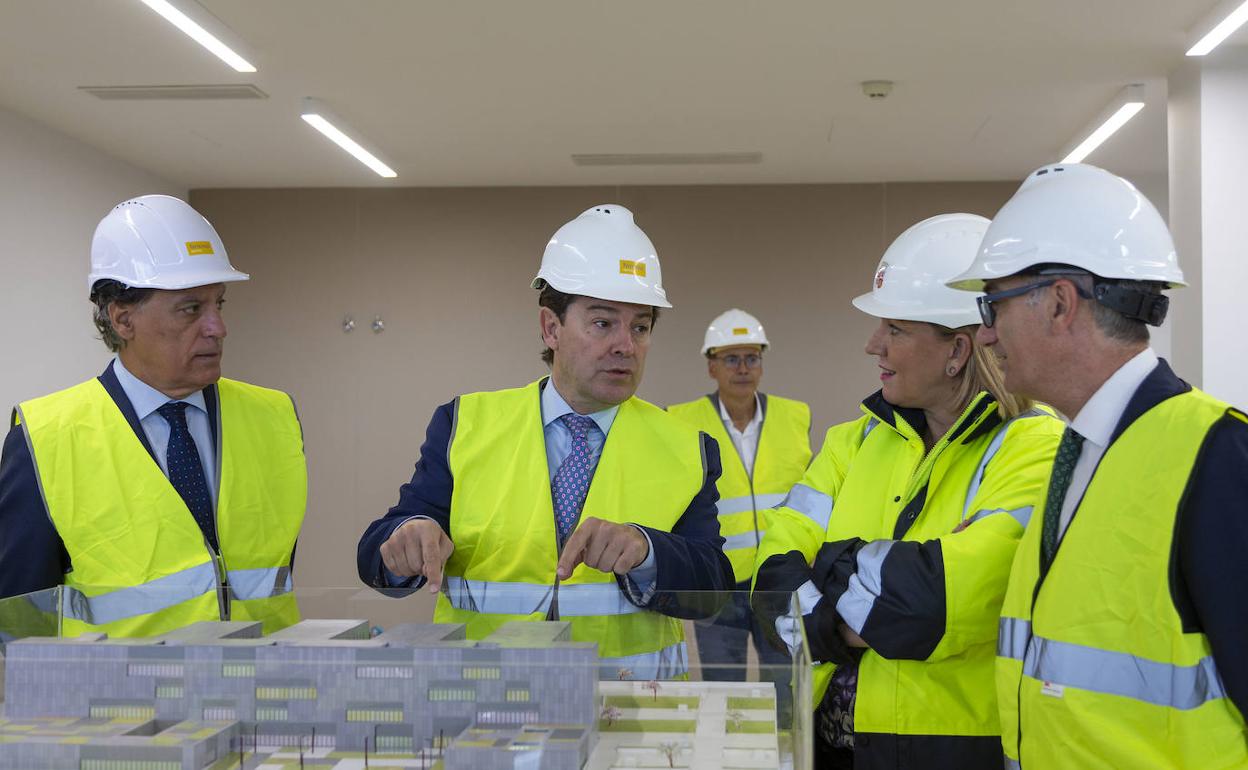 Mañueco, junto a la consejera de Familia, Mª Isabel Blanco; el alcalde de Salamanca, Carlos García Carbayo y el presidente de la Diputación, Javier Iglesias