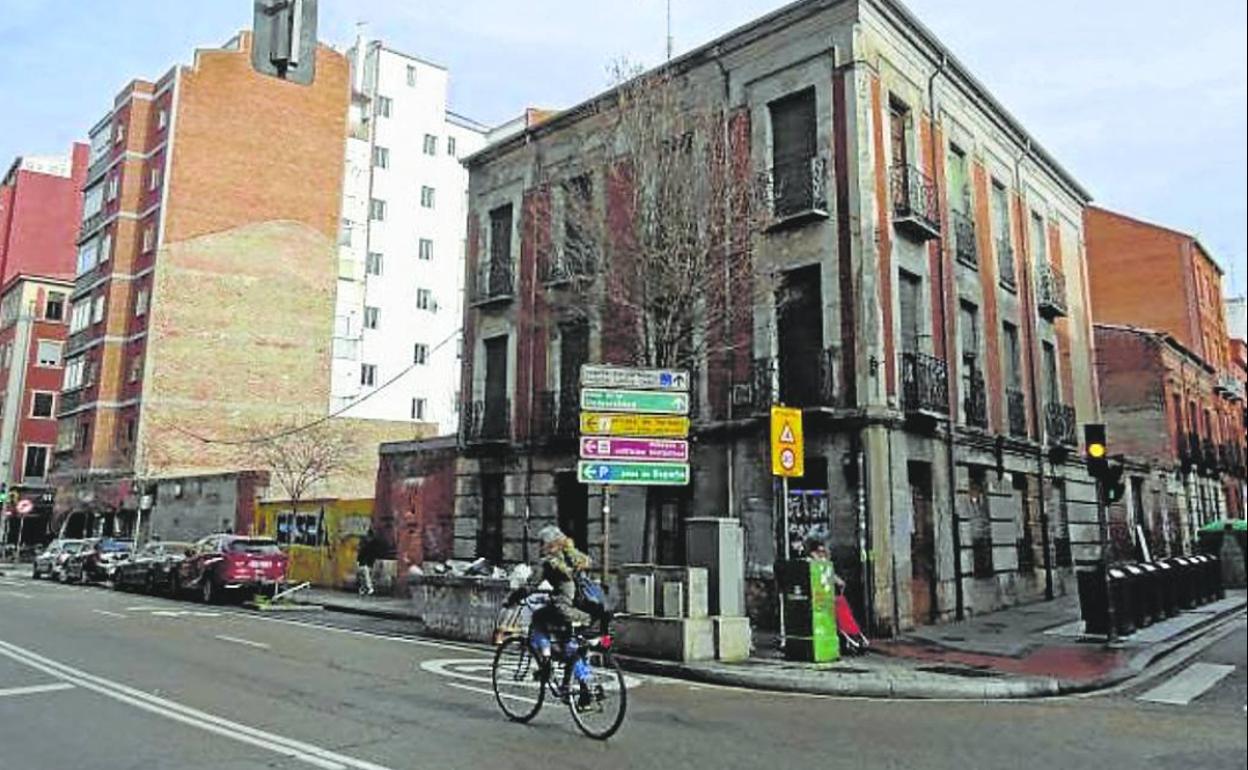 El inicio de la calle Niña Guapa en su cruce con Labradores. 