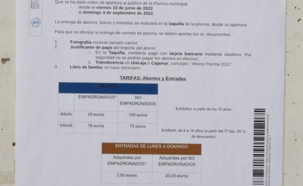 Bando que informa de la doble tarifa en la entrada de la piscina de Renedo de Esgueva