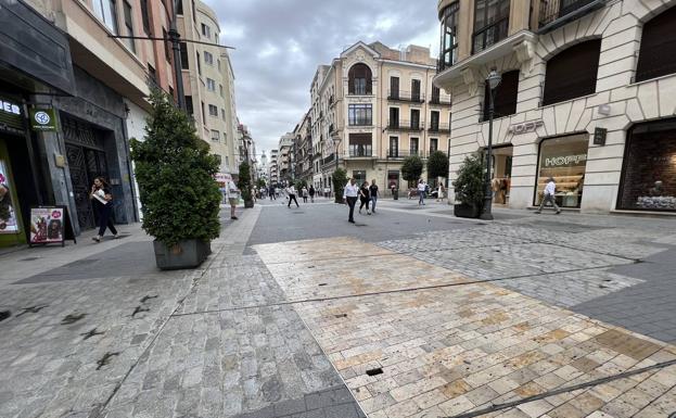 Adoquines que marcan el lugar donde hubo un puente en la calle Santiago.