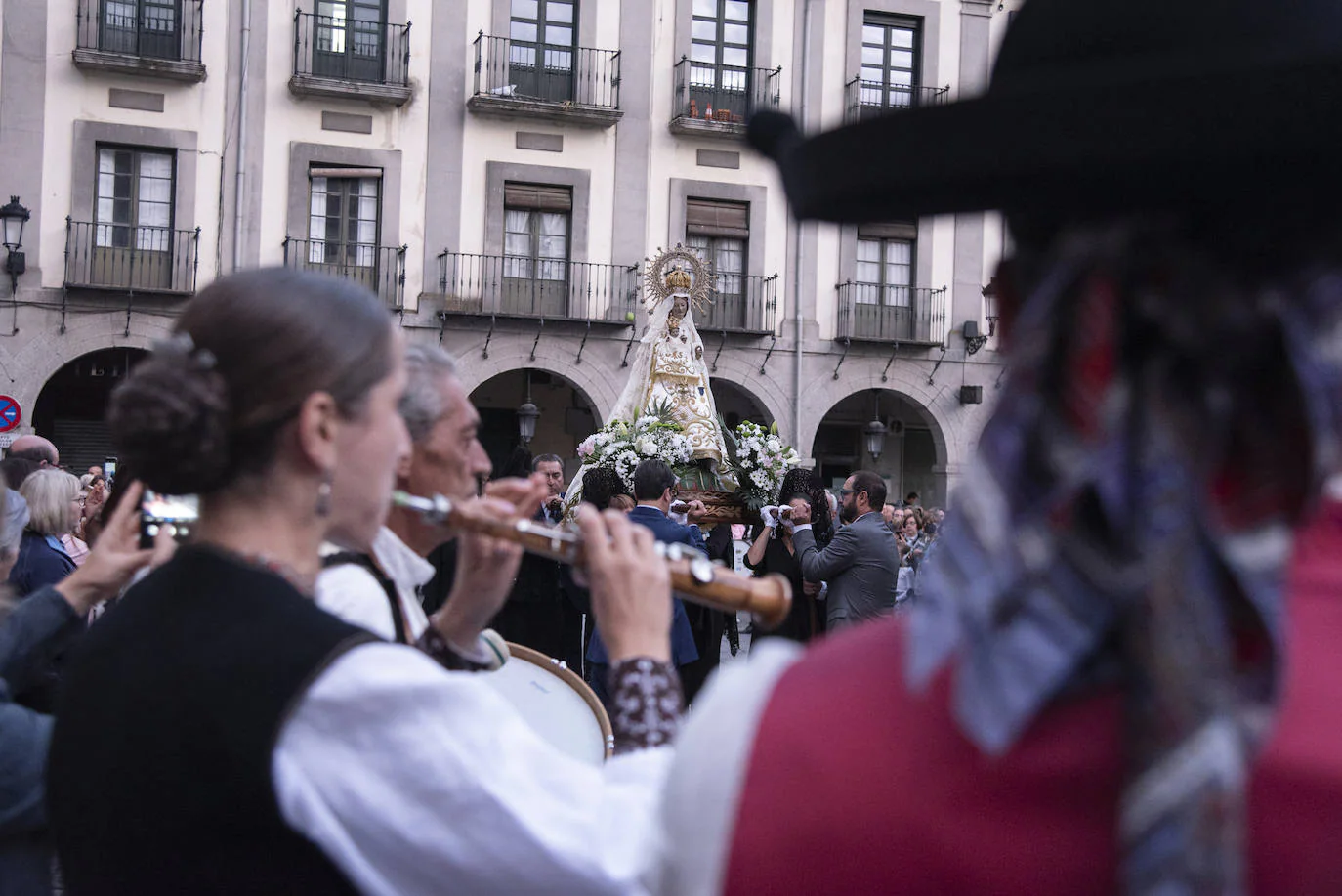 Subida de la patrona de la ciudad a la Catedral de Segovia.