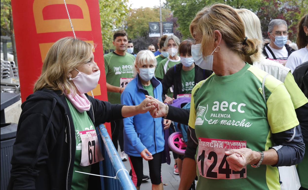 Rosa Andrés, a la izquierda, recibe el saludo de algunos participantes en la marcha anterior, en octubre de 2021. 