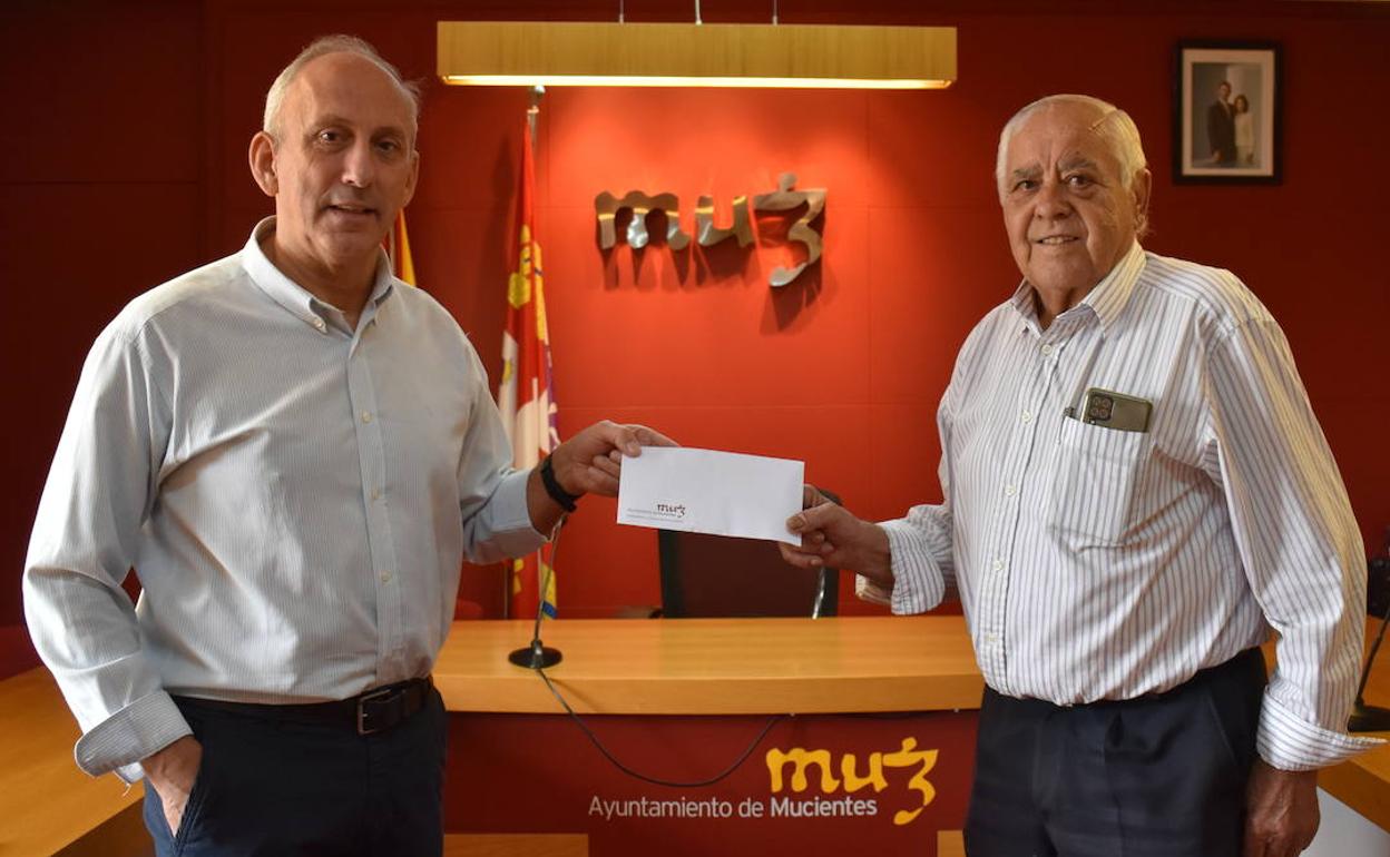 Víctor Manuel Cardeñosa, teniente alcalde de Mucientes y Juan Manuel García, delegado de Anawim 