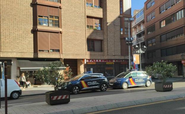 Dos patrullas de la Policía Nacional delante de la iglesia de Nuestra Señora de la Calle. 