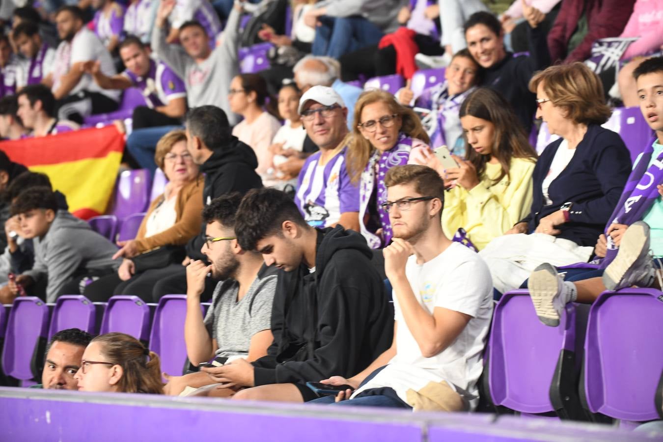 Fotos: Búscate en las fotos de la grada del Real Valladolid-Cádiz (1/4)