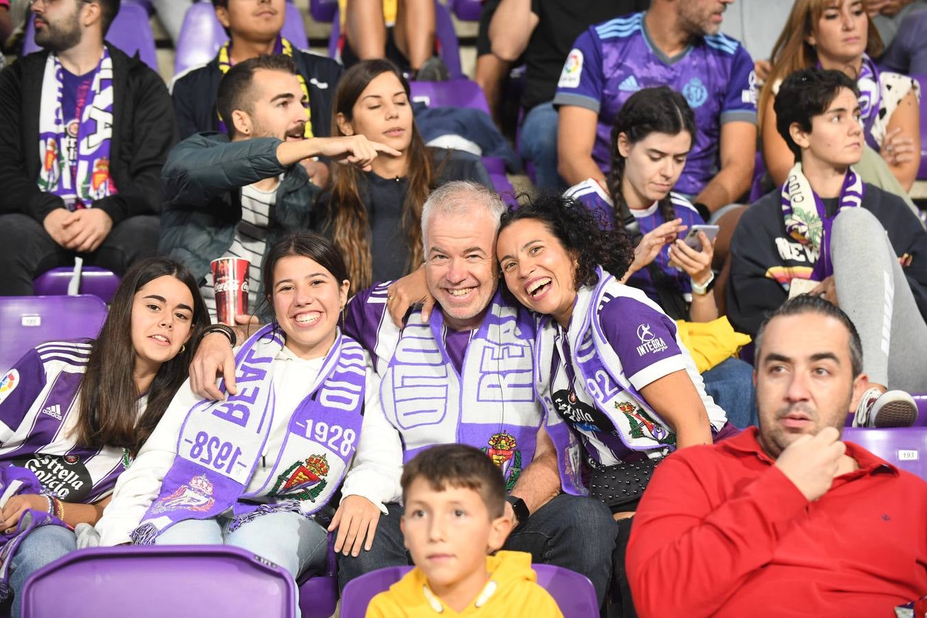 Fotos: Búscate en las fotos de la grada del Real Valladolid-Cádiz (1/4)